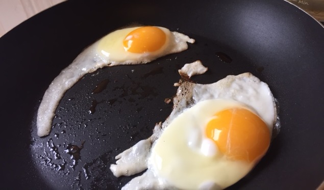Fried eggs for perfect doneness