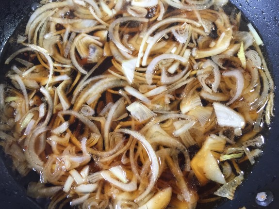 Sliced onions in dashi stock